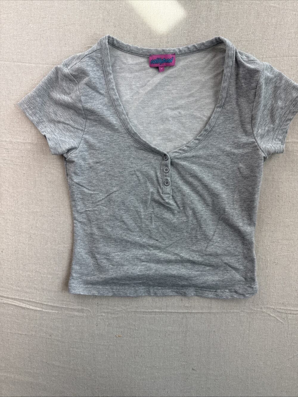 Edikted Women's Short Sleeve Cropped T-shirt. Grey Scooped Neck Size M